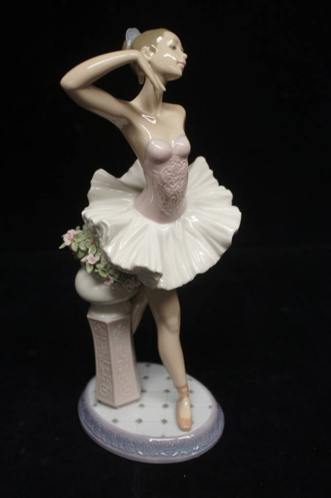 Lladro Porcelain Backstage Ballet Figurine LE 2500