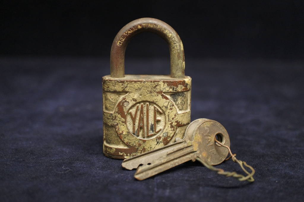Vintage Yale & Towne Mfg Co Brass Padlock Key Miniature Clover Antique ...