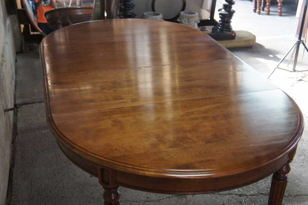 Ethan Allen Classic Manner Round Maple Extension Breakfast Dining Table