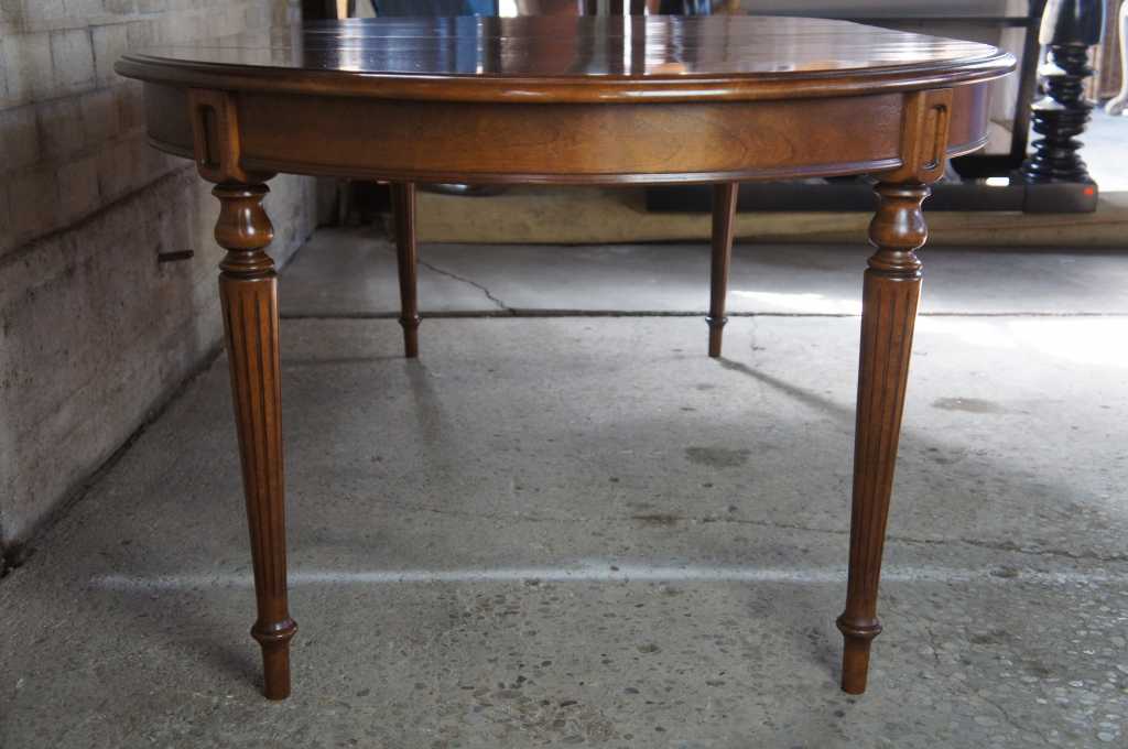 Ethan Allen Classic Manner Round Maple Extension Breakfast Dining Table