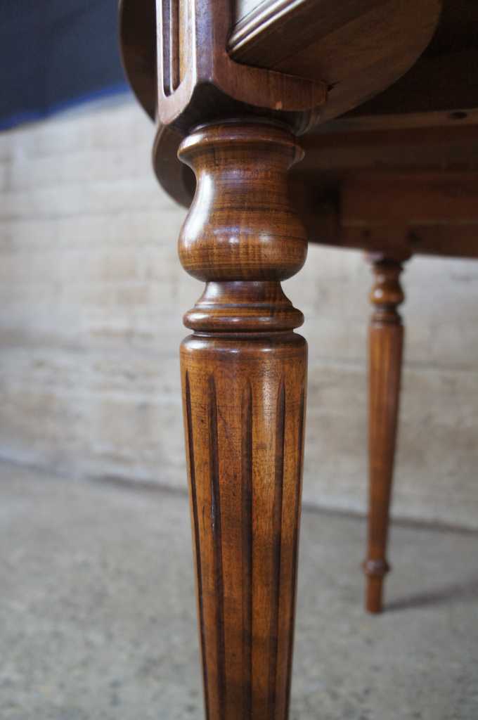 Ethan Allen Classic Manner Round Maple Extension Breakfast Dining Table