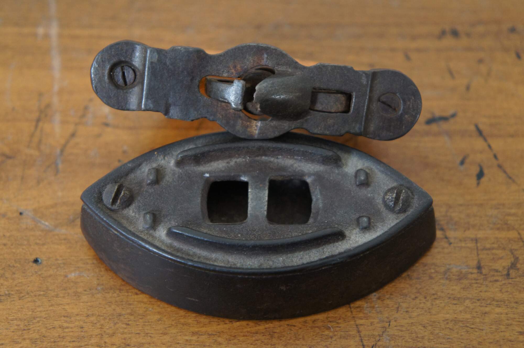 Tiny IRON W/ Wooden Black Handle // Antique Vintage Iron // Salesman's  Sample // Sleeve Iron Vintage // Miniature Iron 
